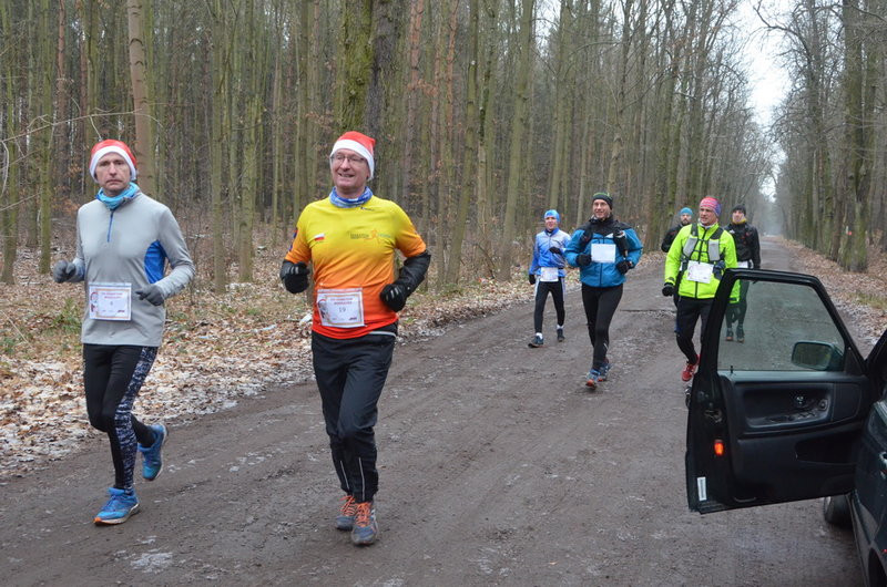 Wigilijni maratończycy zaliczyli 42 km po lasach (zdjęcia)