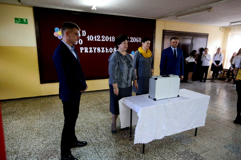 W szkole w Drobninie wmurowano Kapsułę Czasu (zdjęcia)