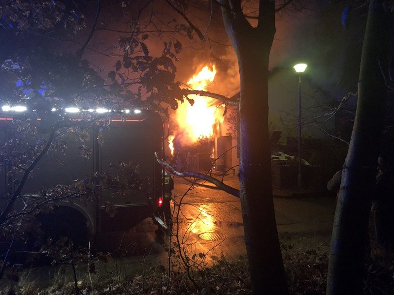 Palił się budynek gospodarczy w Kąkolewie. Właściciel dziękuje sąsiadom (kilka zdjęć)