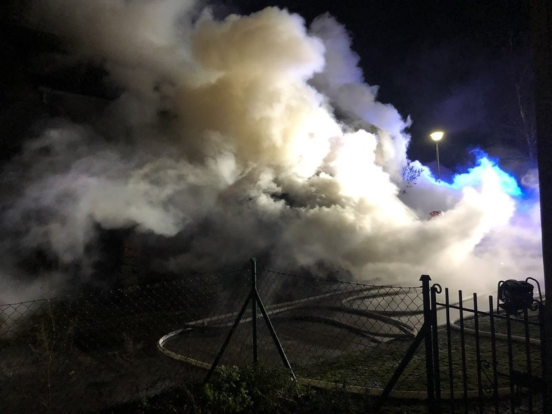 Palił się budynek gospodarczy w Kąkolewie. Właściciel dziękuje sąsiadom (kilka zdjęć)