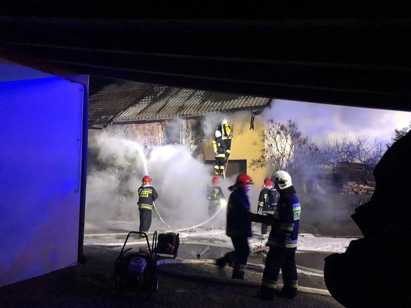 Palił się budynek gospodarczy w Kąkolewie. Właściciel dziękuje sąsiadom (kilka zdjęć)