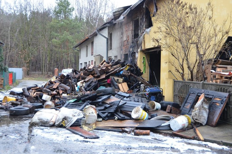 Palił się budynek gospodarczy w Kąkolewie. Właściciel dziękuje sąsiadom (kilka zdjęć)