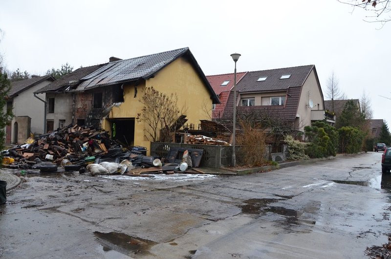 Palił się budynek gospodarczy w Kąkolewie. Właściciel dziękuje sąsiadom (kilka zdjęć)