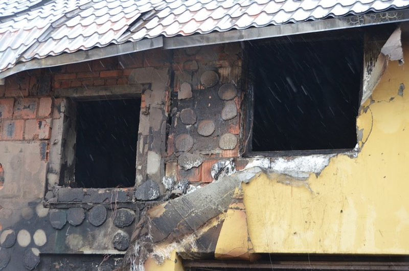 Palił się budynek gospodarczy w Kąkolewie. Właściciel dziękuje sąsiadom (kilka zdjęć)