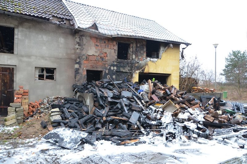 Palił się budynek gospodarczy w Kąkolewie. Właściciel dziękuje sąsiadom (kilka zdjęć)