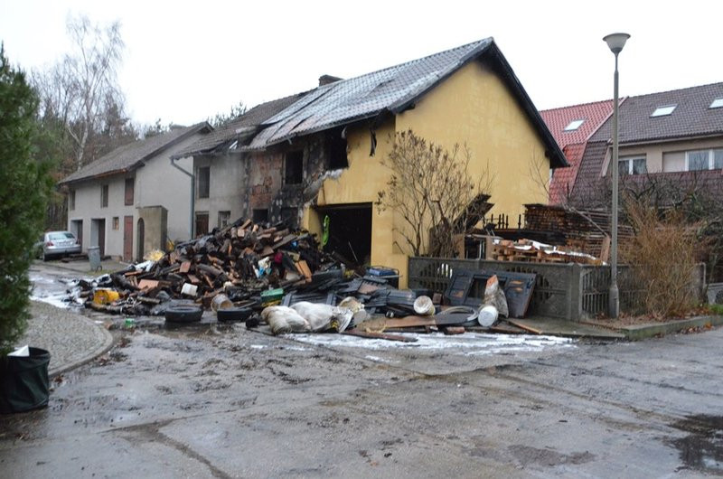 Palił się budynek gospodarczy w Kąkolewie. Właściciel dziękuje sąsiadom (kilka zdjęć)