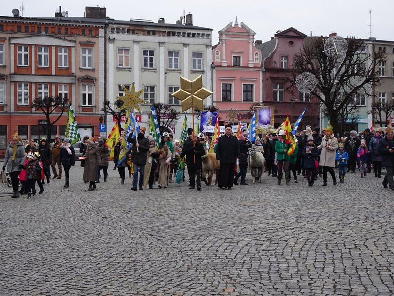 Orszak Trzech Króli w Lesznie przyciągnął tłumy (zdjęcia)