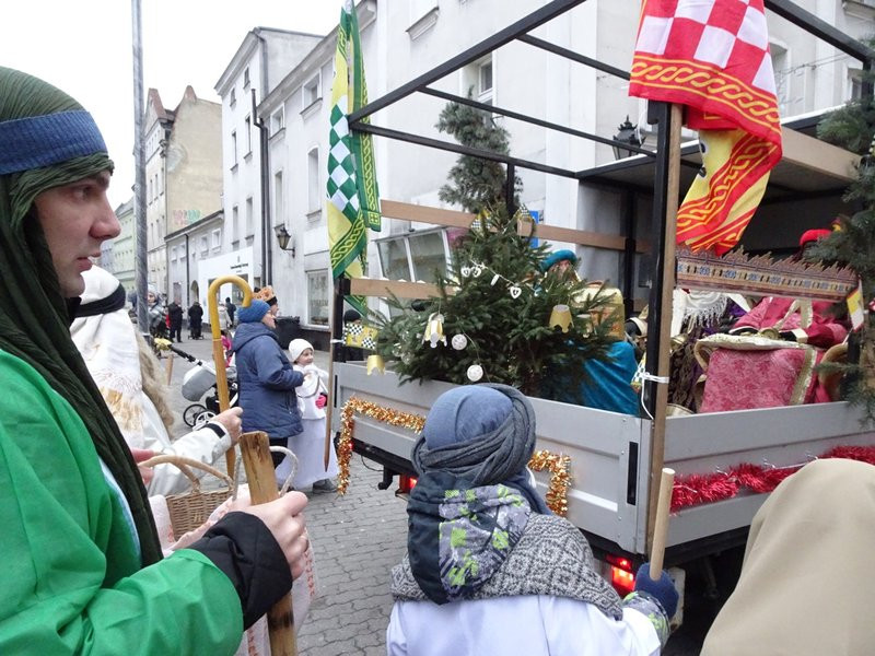 Orszak Trzech Króli w Lesznie przyciągnął tłumy (zdjęcia)