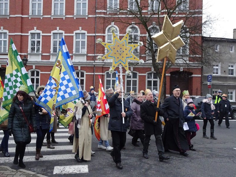 Orszak Trzech Króli w Lesznie przyciągnął tłumy (zdjęcia)