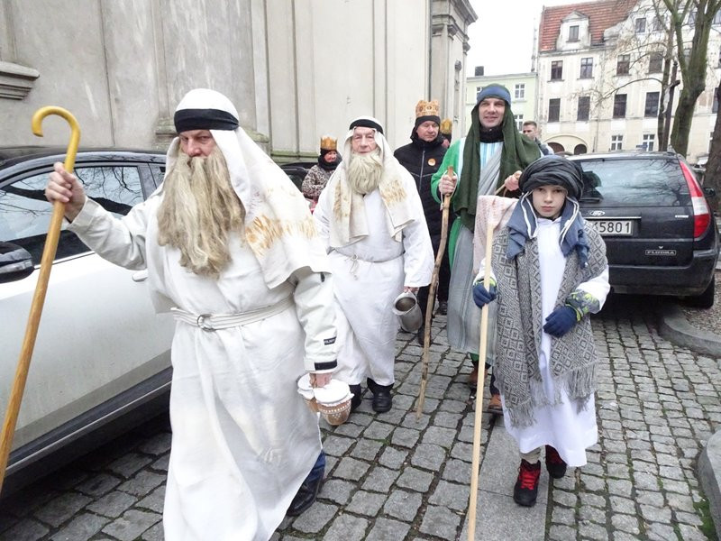 Orszak Trzech Króli w Lesznie przyciągnął tłumy (zdjęcia)