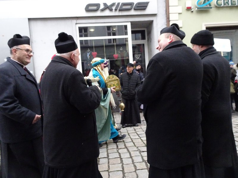 Orszak Trzech Króli w Lesznie przyciągnął tłumy (zdjęcia)