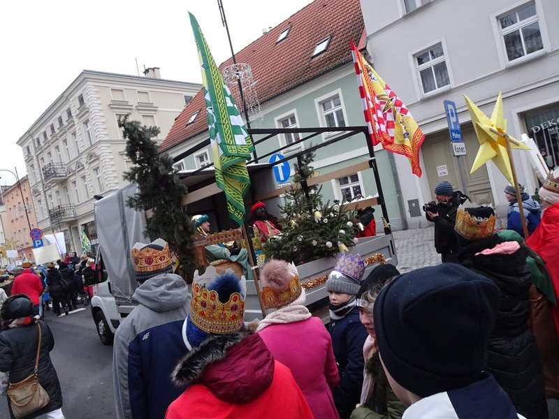 Orszak Trzech Króli w Lesznie przyciągnął tłumy (zdjęcia)