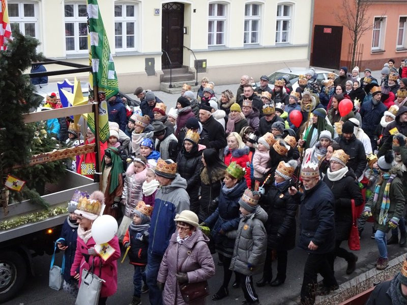 Orszak Trzech Króli w Lesznie przyciągnął tłumy (zdjęcia)