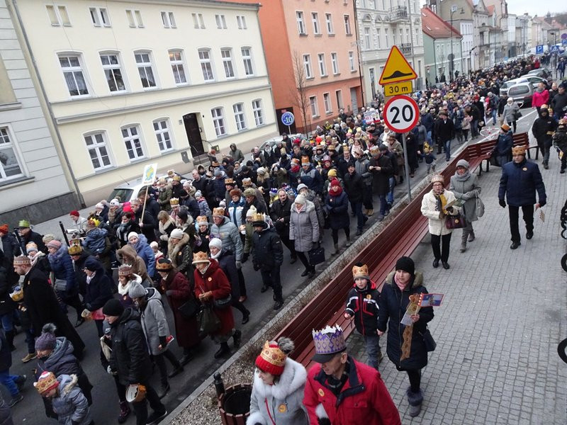 Orszak Trzech Króli w Lesznie przyciągnął tłumy (zdjęcia)
