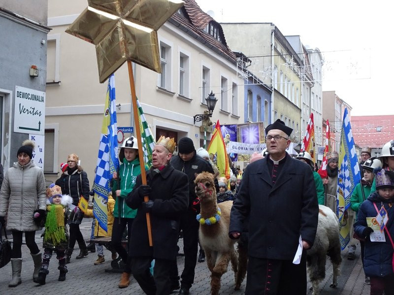 Orszak Trzech Króli w Lesznie przyciągnął tłumy (zdjęcia)