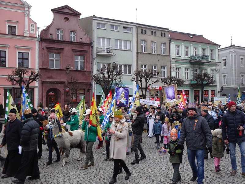 Orszak Trzech Króli w Lesznie przyciągnął tłumy (zdjęcia)