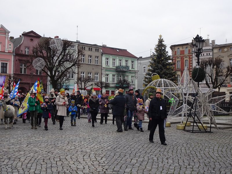Orszak Trzech Króli w Lesznie przyciągnął tłumy (zdjęcia)