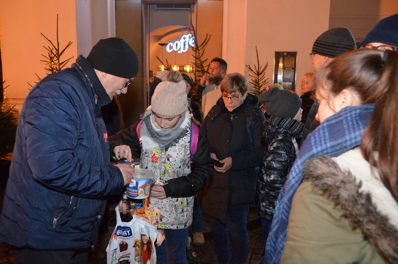 Wolontariusze 27. Finału WOŚP zebrali w Lesznie ponad 110 tys. zł (zdjęcia)