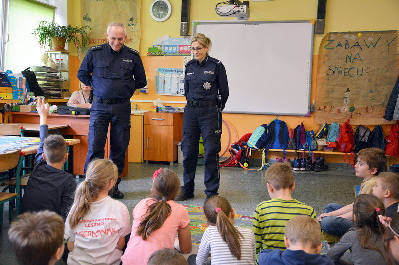 Z policjantami o bezpieczeństwie podczas ferii