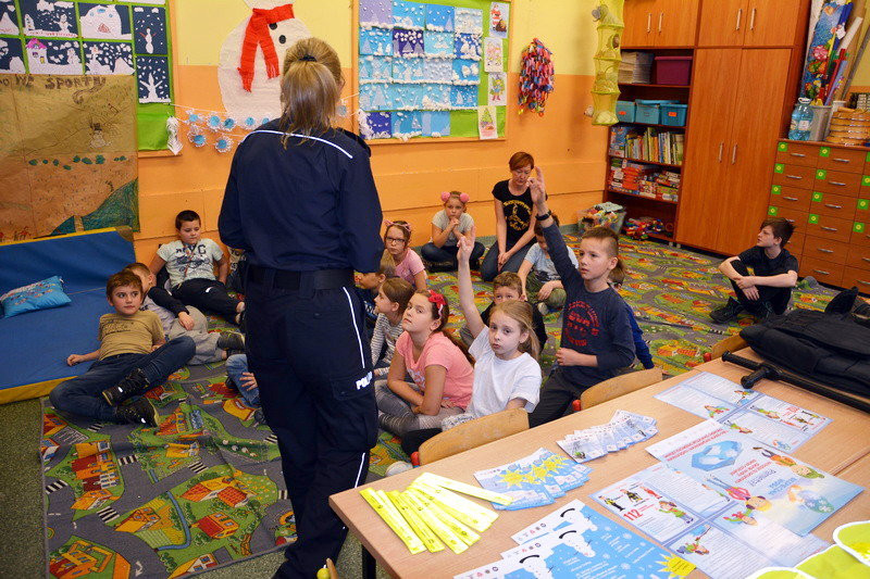 Z policjantami o bezpieczeństwie podczas ferii