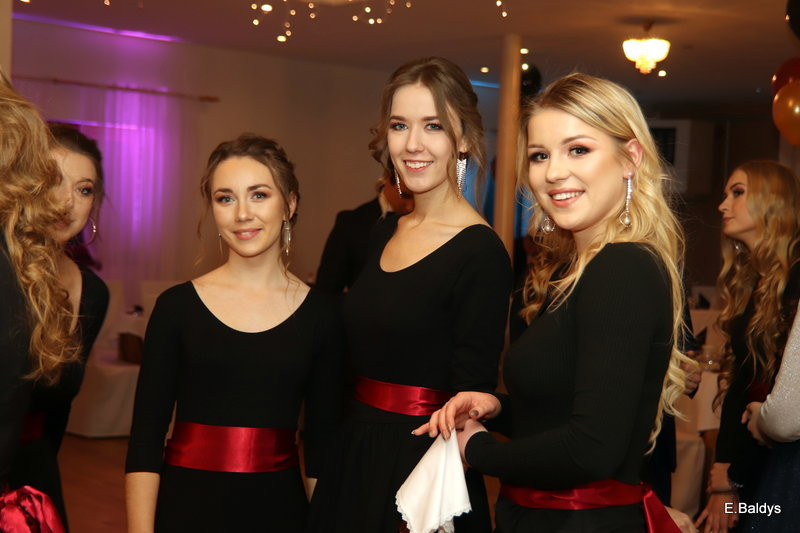 Studniówka Jedynki w stylu Bonda (zdjęcia)