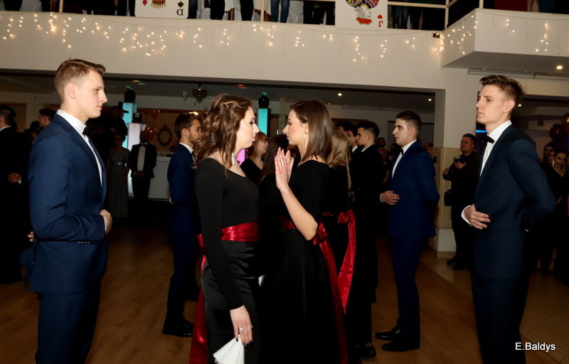 Studniówka Jedynki w stylu Bonda (zdjęcia)