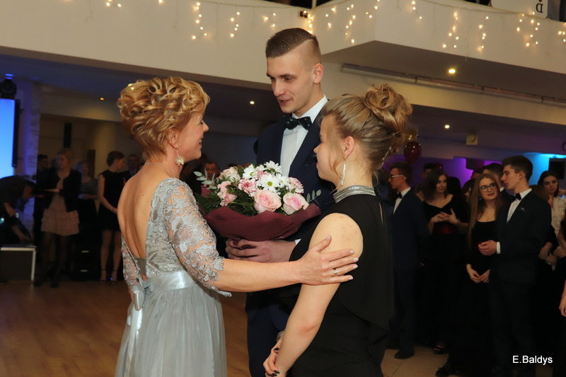 Studniówka Jedynki w stylu Bonda (zdjęcia)