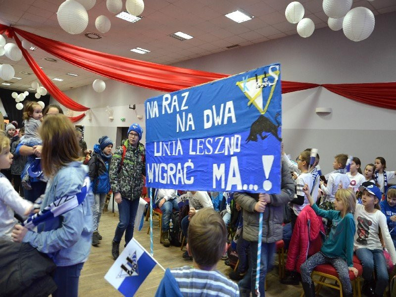 Żużlowcy odwiedzili uczniów z Goniembic (zdjęcia)