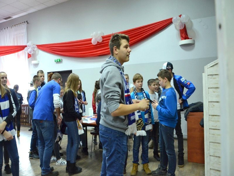 Żużlowcy odwiedzili uczniów z Goniembic (zdjęcia)