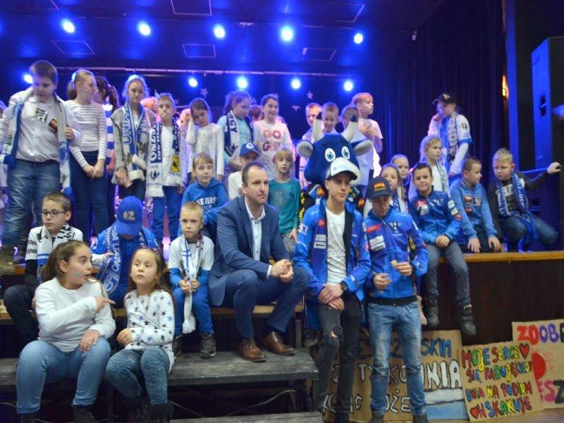 Żużlowcy odwiedzili uczniów z Goniembic (zdjęcia)