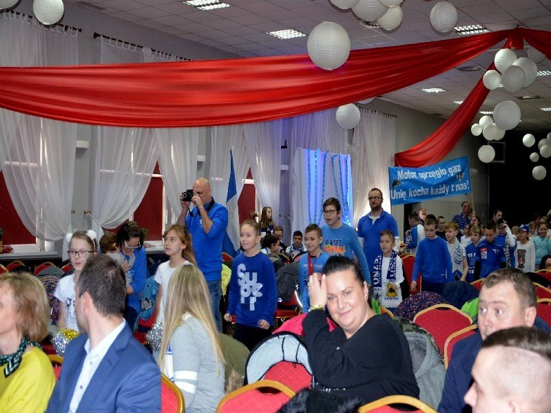 Żużlowcy odwiedzili uczniów z Goniembic (zdjęcia)