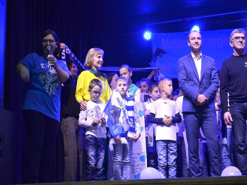 Żużlowcy odwiedzili uczniów z Goniembic (zdjęcia)