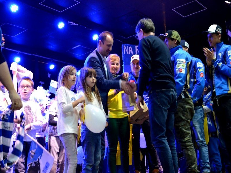 Żużlowcy odwiedzili uczniów z Goniembic (zdjęcia)
