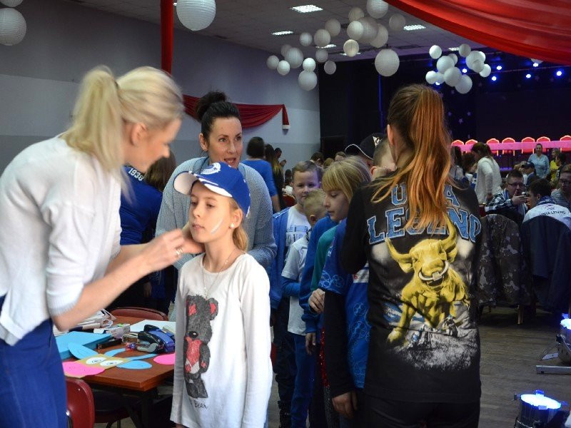 Żużlowcy odwiedzili uczniów z Goniembic (zdjęcia)