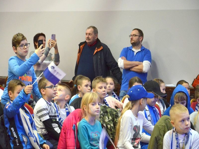 Żużlowcy odwiedzili uczniów z Goniembic (zdjęcia)