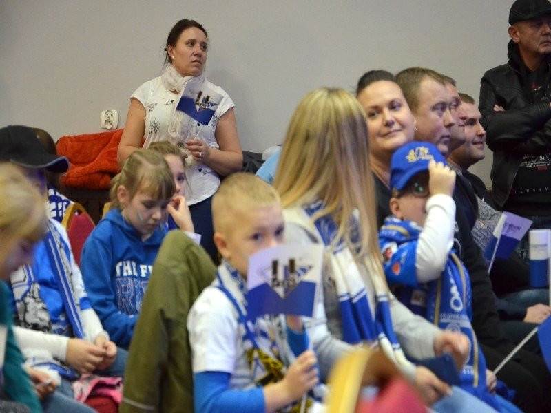 Żużlowcy odwiedzili uczniów z Goniembic (zdjęcia)