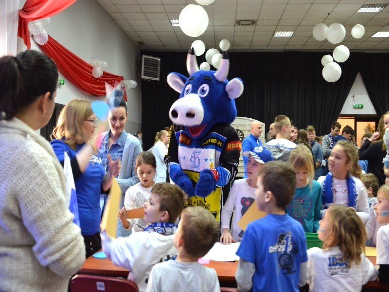 Żużlowcy odwiedzili uczniów z Goniembic (zdjęcia)