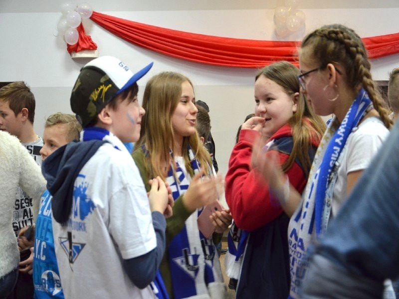 Żużlowcy odwiedzili uczniów z Goniembic (zdjęcia)