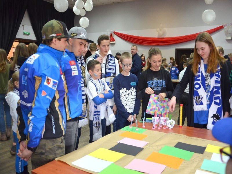 Żużlowcy odwiedzili uczniów z Goniembic (zdjęcia)