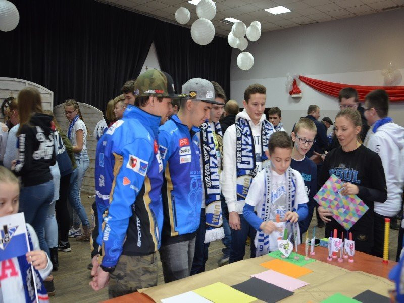 Żużlowcy odwiedzili uczniów z Goniembic (zdjęcia)