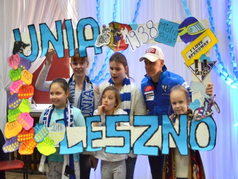 Żużlowcy odwiedzili uczniów z Goniembic (zdjęcia)