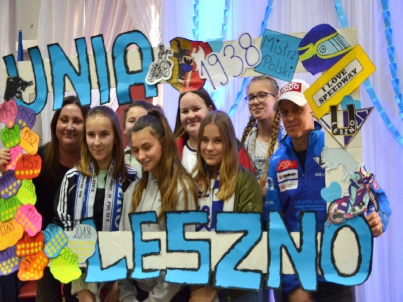 Żużlowcy odwiedzili uczniów z Goniembic (zdjęcia)