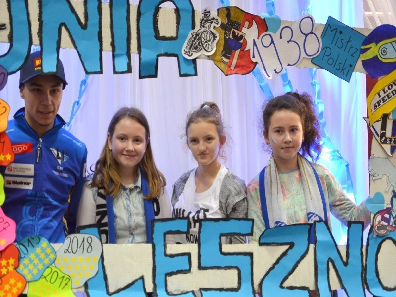 Żużlowcy odwiedzili uczniów z Goniembic (zdjęcia)