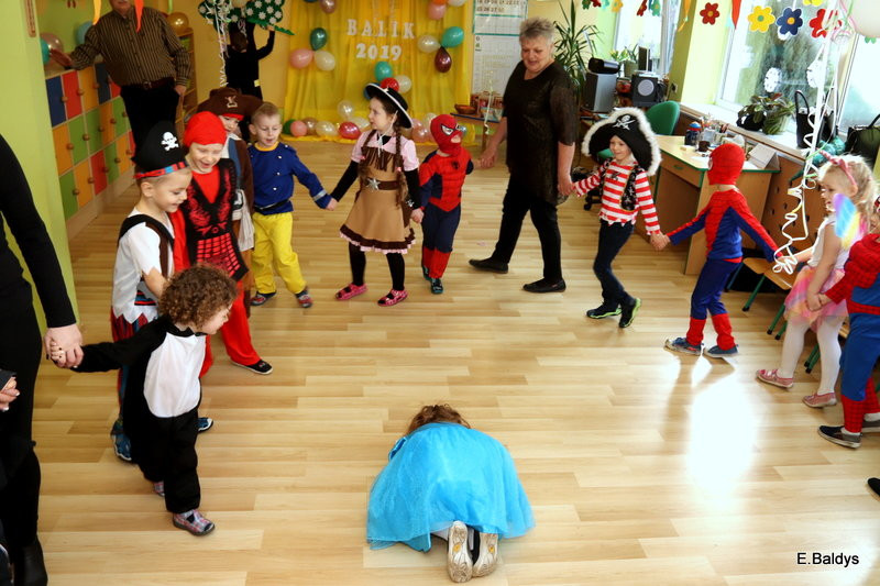 Tańce przebierańców w Drzeczkowie (zdjęcia)