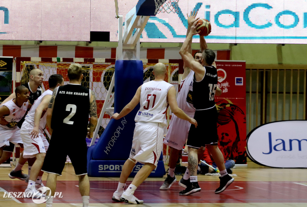 Rozbili AZS w Trapezie