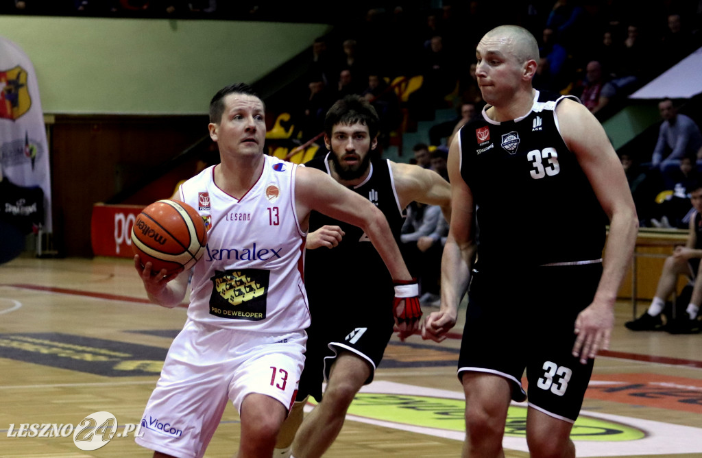 Rozbili AZS w Trapezie