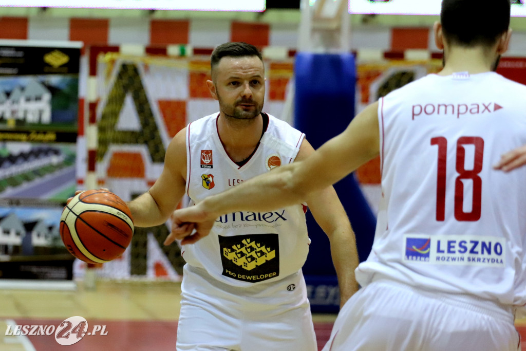 Rozbili AZS w Trapezie