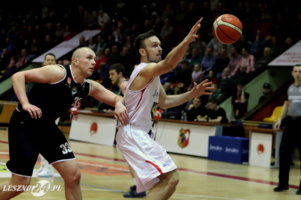 Rozbili AZS w Trapezie