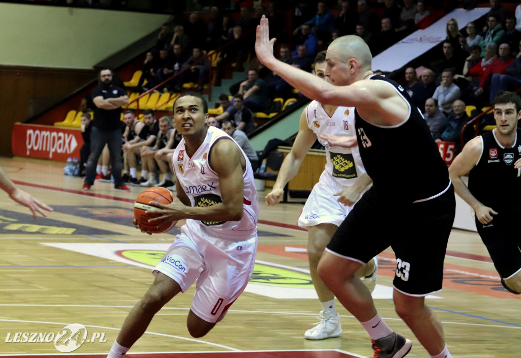 Rozbili AZS w Trapezie