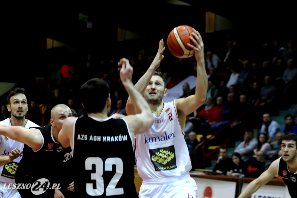 Rozbili AZS w Trapezie